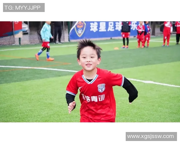 足球巨星的日常训练与生活揭秘：从赛场到幕后的一天全纪录