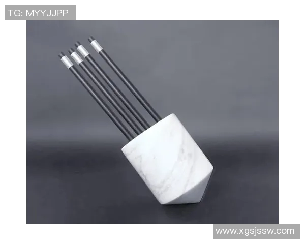 创意足球明星笔筒设计展示,兼具实用与收藏价值的体育纪念品